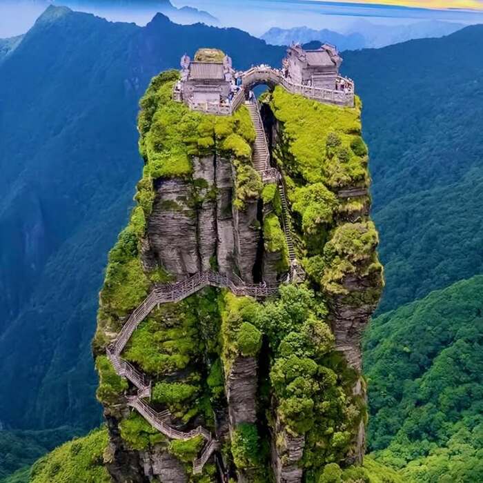 Núi Phạm Tịnh đồ sộ ở Quý Châu