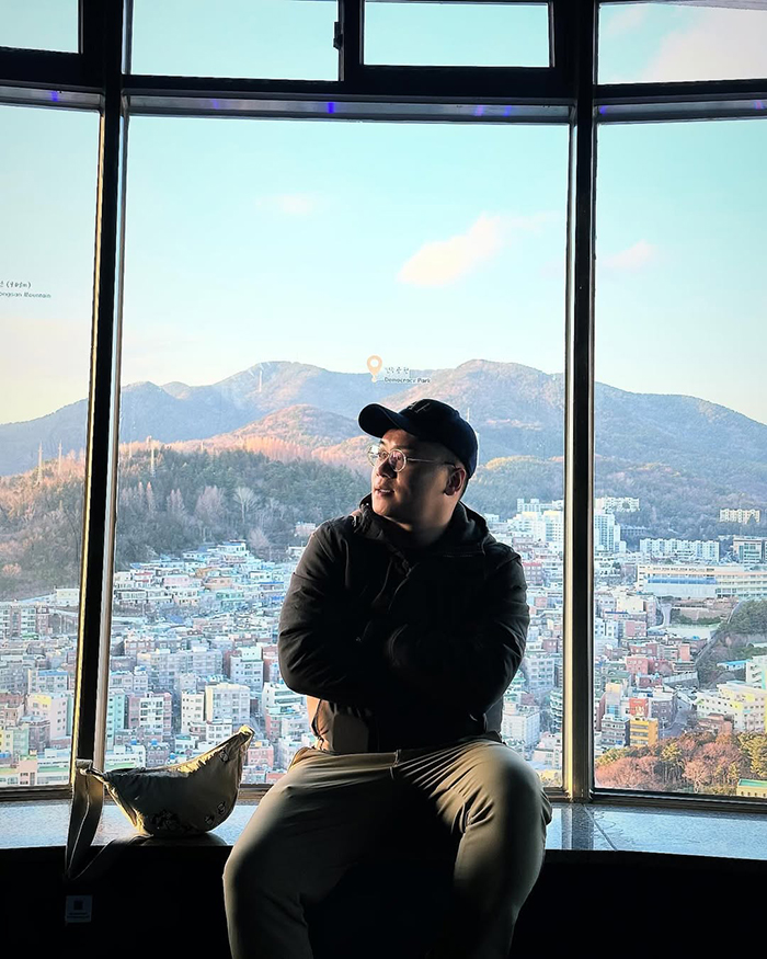 Cửa hàng và quán cà phê tại tháp busan tower hàn quốc