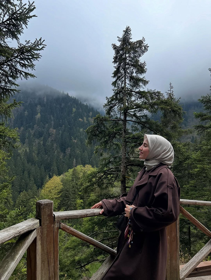 Ban công đá nhìn ra thung lũng tại tu viện sumela thổ nhĩ kỳ