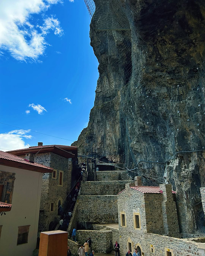 Mùa hè (tháng 7 - tháng 8) tại tu viện Sumela Thổ Nhĩ Kỳ