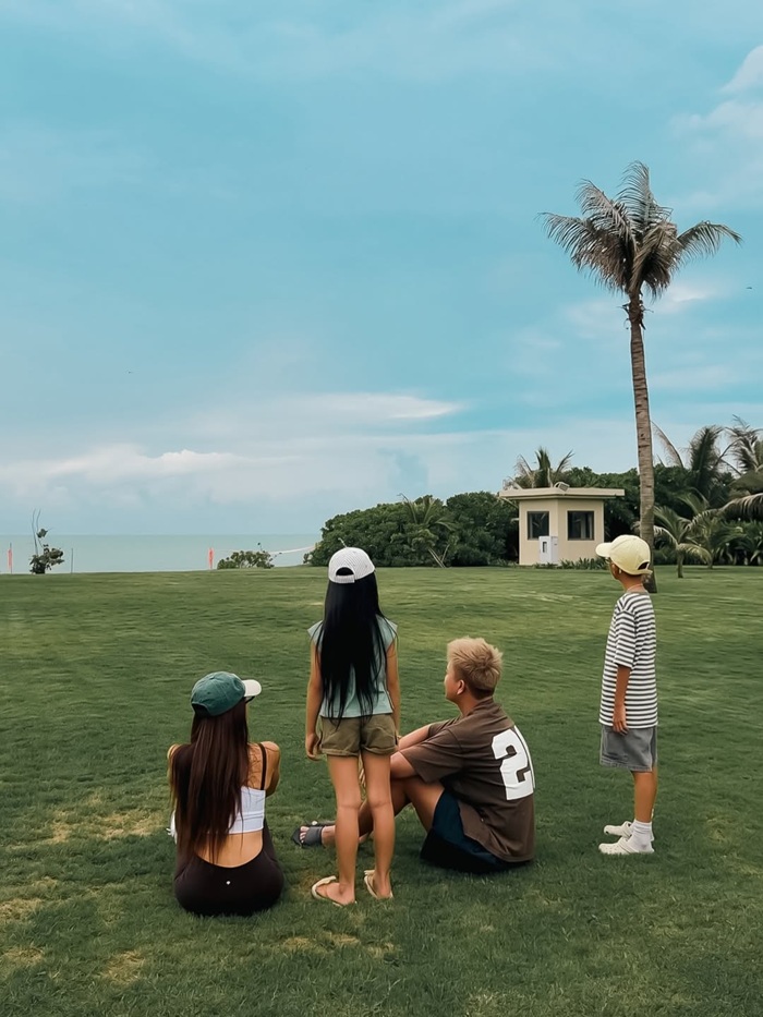 Cả gia đình cùng ngồi ngắm biển, tận hưởng những phút giây bình yên giữa kỳ nghỉ hè. Ảnh: Instagram nhân vật