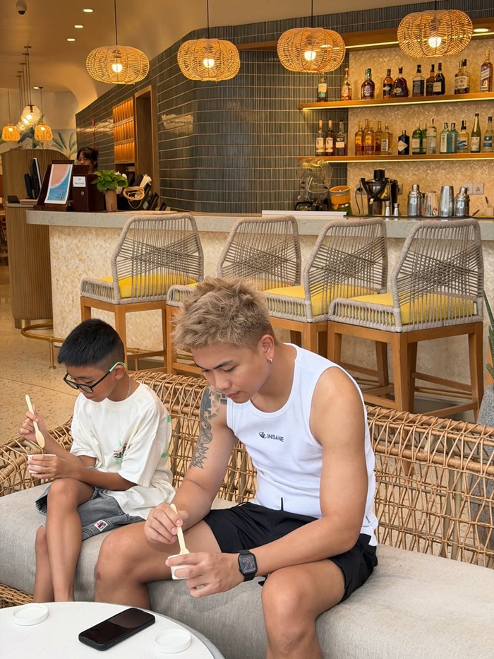 BigDaddy dành thời gian thưởng thức món ăn nhẹ cùng con trai trong không gian nghỉ dưỡng ven biển. Ảnh: Instagram nhân vật