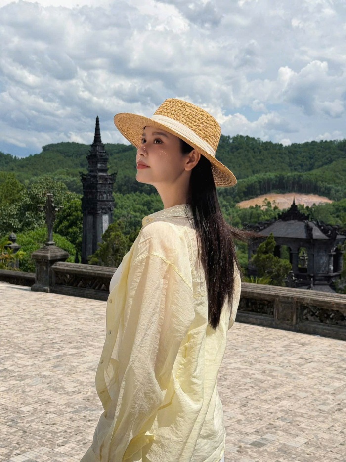 Chính lối sống lành mạnh và tinh thần lạc quan được xem là “bí quyết” giúp Trương Quỳnh Anh duy trì nhan sắc trẻ trung theo thời gian. Việc chăm sóc bản thân cả về thể chất lẫn tinh thần giúp cô luôn xuất hiện với nguồn năng lượng tích cực, lan tỏa cảm hứng đến người hâm mộ.