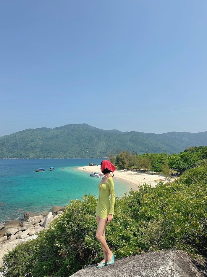 Bức tranh thiên nhiên hòa quyện với biển và núi non, một địa điểm check in lí tưởng cho du khách. 