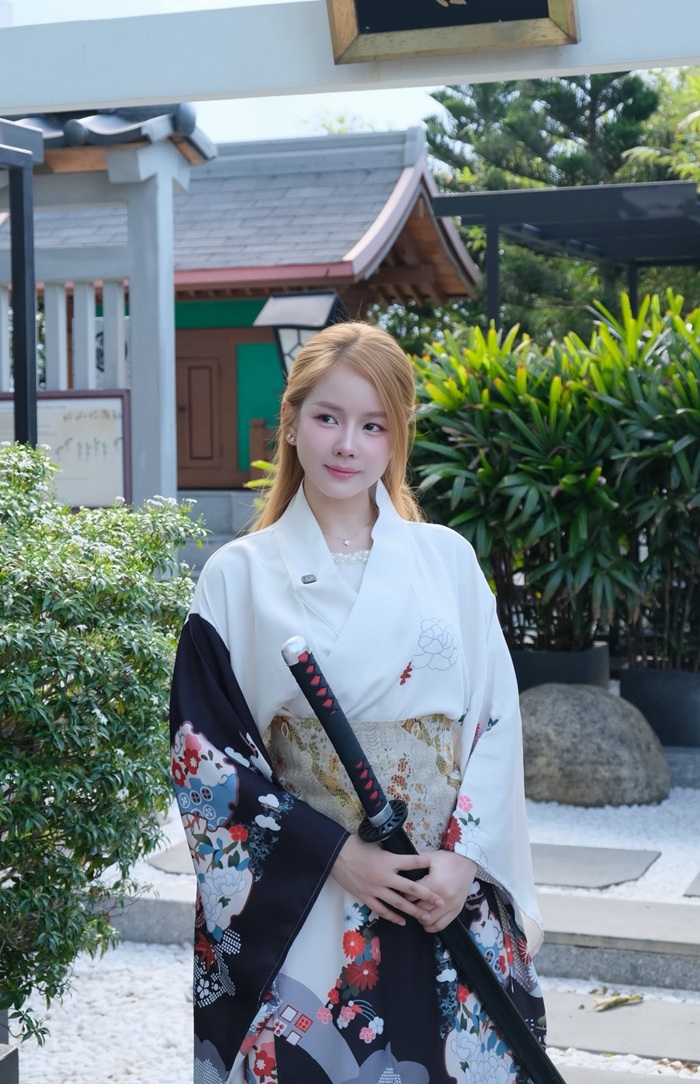 Người đẹp thử sức với phong cách mang cảm hứng Nhật Bản thông qua bộ kimono họa tiết hoa.