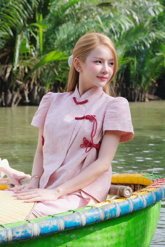 Bộ trang phục lấy cảm hứng từ sườn xám giúp DJ Mie ghi điểm với hình ảnh thanh lịch và nổi bật.