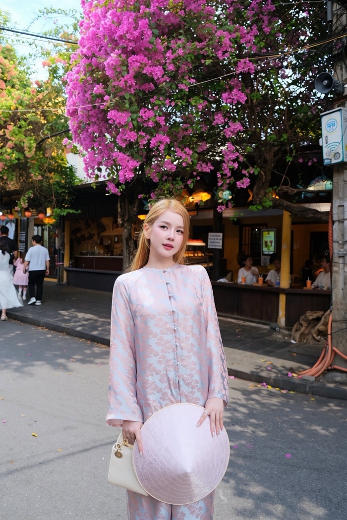 DJ Mie lựa chọn bộ trang phục cách tân màu hồng pastel trong chuyến tham quan phố cổ Hội An.