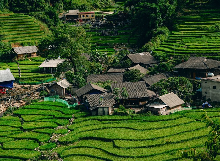 Những nếp nhà nằm nép mình bên sườn núi cùng những thửa ruộng bậc thang trải dài theo triền đồi. 