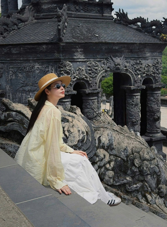 Trước công trình kiến trúc cổ kính tại Huế, những bức phù điêu chạm trổ tinh xảo, những hàng cột đá uy nghiêm mang đậm dấu ấn thời gian như đang kể lại câu chuyện của lịch sử. 