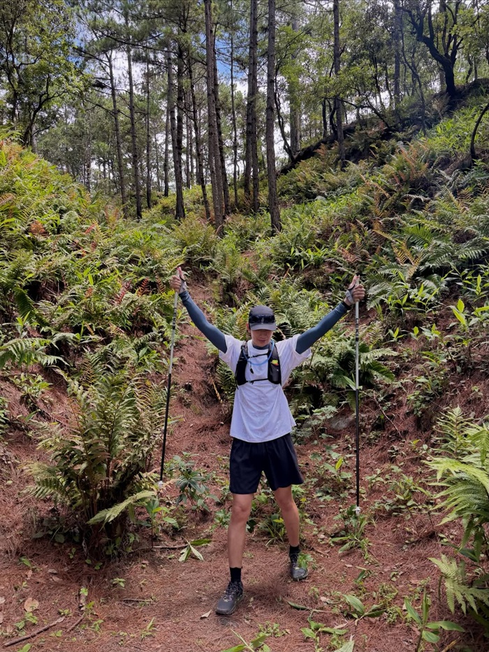 Võ Cảnh băng qua những cung đường rừng thông trong lần đầu trekking Lang Biang. Ảnh: Instagram nhân vật