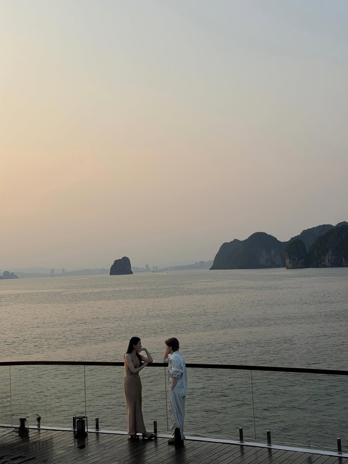 Cặp đôi tận hưởng không gian riêng tư giữa khung cảnh biển trời thơ mộng.