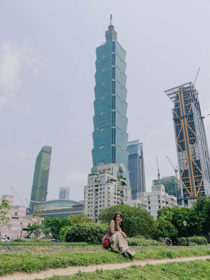 Hoàng Yến Chibi thả dáng nàng thơ cùng tòa tháp Taipei 101 - tòa tháp cao nhất Đài Loan. Ảnh: Instagram nhân vật