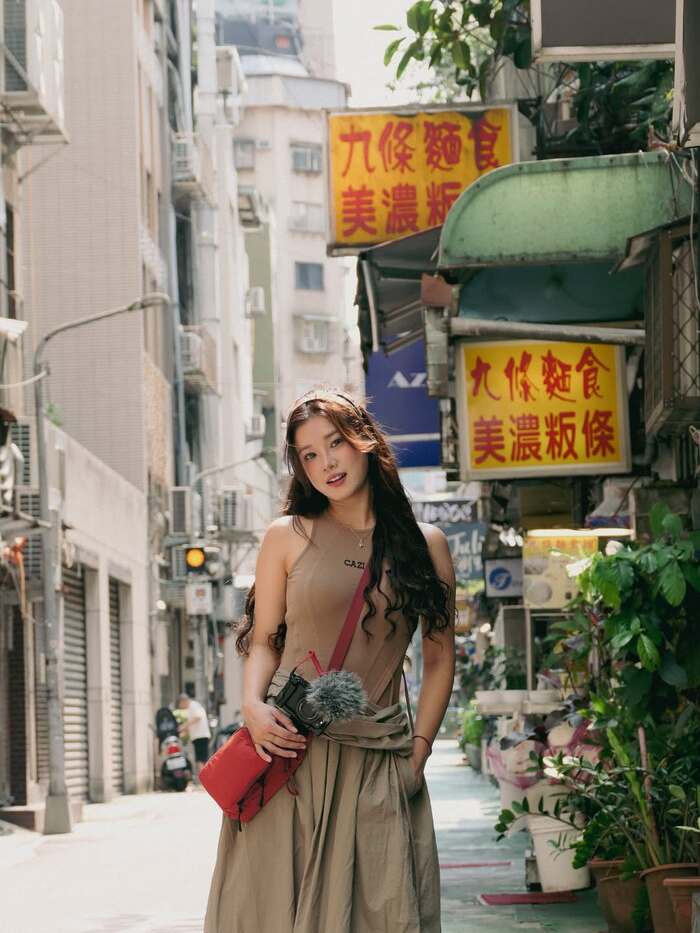 Hoàng Yến Chibi diện áo thun và quần ống rộng giản dị và năng động đi du lịch Đài Bắc. Ảnh: Instagram nhân vật
