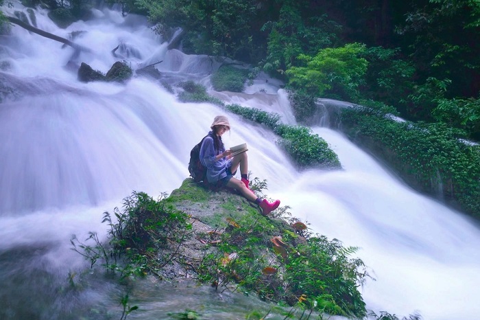 thác Nậm Lúc Lai Châu. Bạn có thể ngồi chill bên phiến đá thác Nậm Lúc Lai Châu.