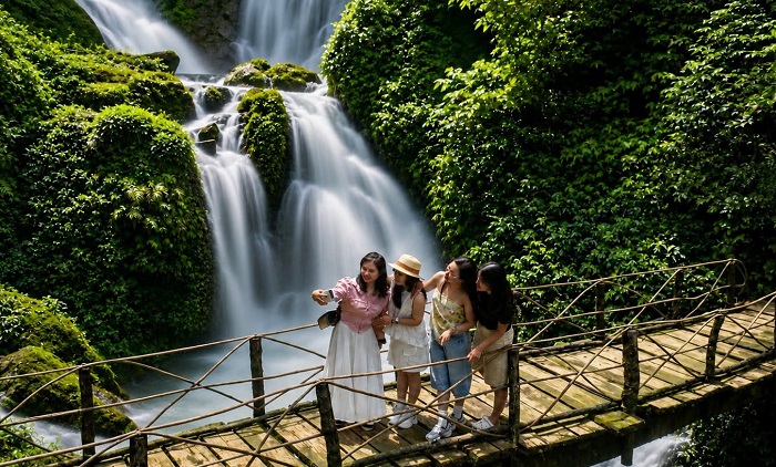 thác Nậm Lúc Lai Châu Cây cầu gỗ cho bạn ngắm nhìn thác Nậm Lúc Lai Châu ở vị trí siêu đẹp