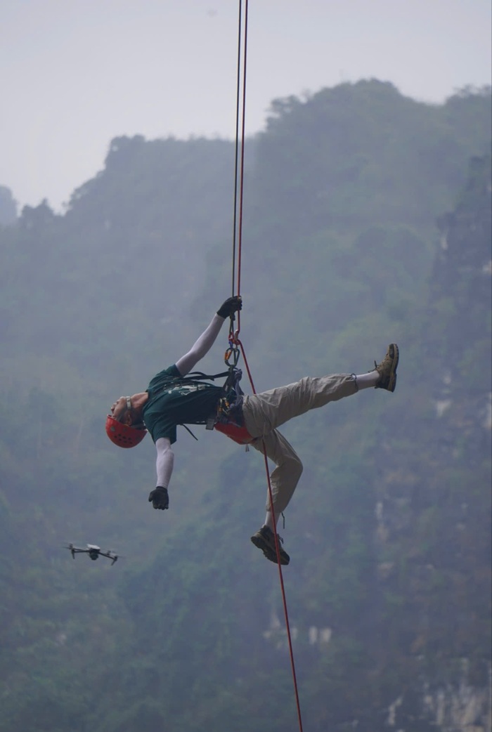 Du khách treo mình giữa không trung ở độ cao 120 mét dưới sự hỗ trợ của hệ thống dây bảo hộ chuyên dụng. 
