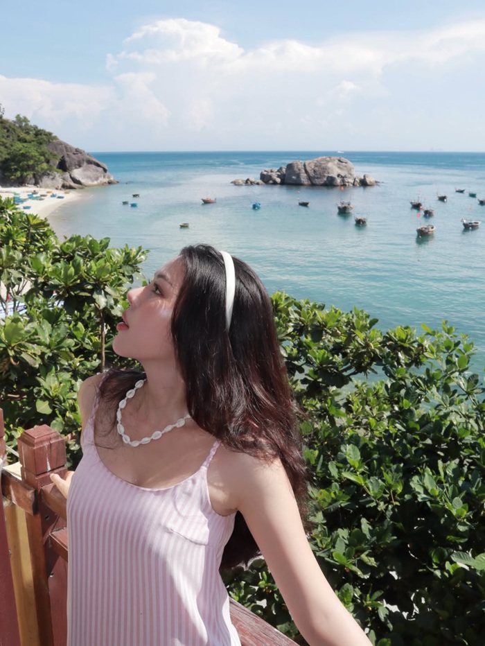 Muộii diện váy hồng pastel, tận hưởng không khí trong lành bên bờ biển Cù Lao Chàm trong chuyến nghỉ dưỡng cùng gia đình.