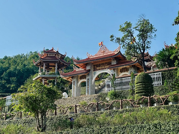 Chùa Cái Bầu Quảng Ninh địa thế tựa sơn hướng hải