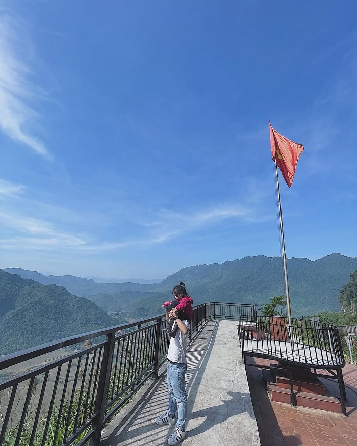 Cột cờ Mai Châu là điểm dừng chân tuyệt đẹp
