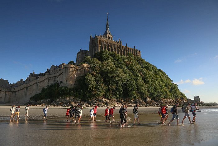 Đi bộ tới đảo Mont Saint-Michel Pháp