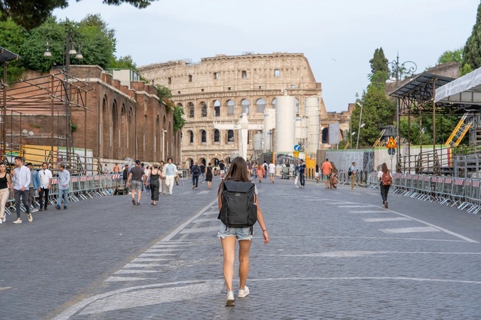 Phương tiện di chuyển đến đấu trường La Mã cổ đại Colosseum Ý là xe bus