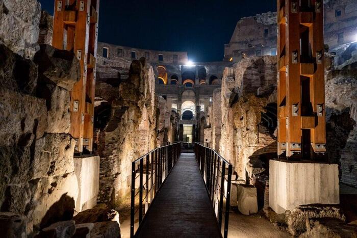 Tham gia tour đêm đấu trường La Mã cổ đại Colosseum Ý