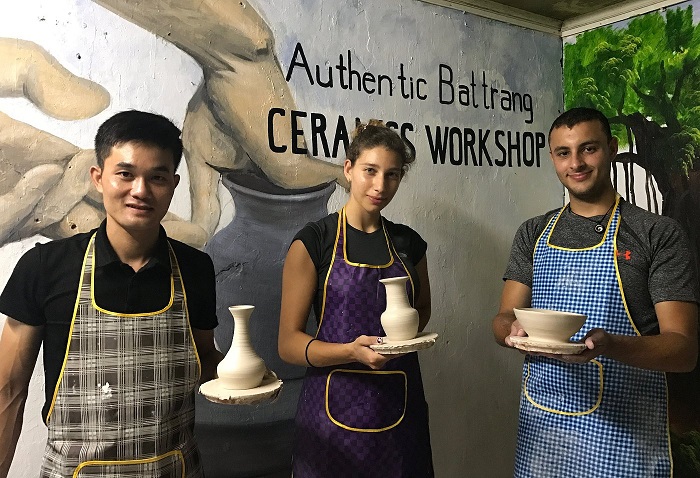 Địa điểm bán quà lưu niệm ở Hà Nội cũng tổ chức workshop làm gốm cho du khách