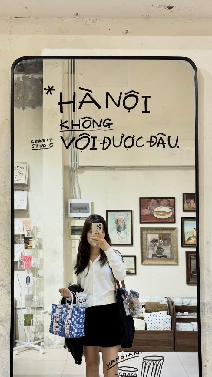 Không gian của địa điểm bán quà lưu niệm ở Hà Nội lên hình cực xinh