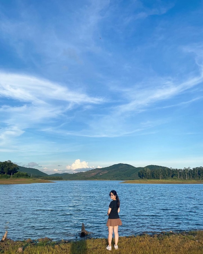 Hồ Khe Chè Quảng Ninh với khung cảnh thiên nhiên trong lành tuyệt đẹp