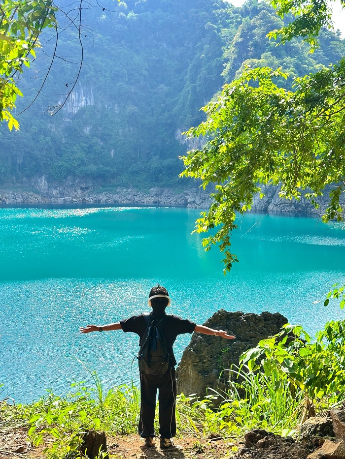 Hồ Mắt Ngọc Hòa Bình nằm cách Hà Nội hơn 130km