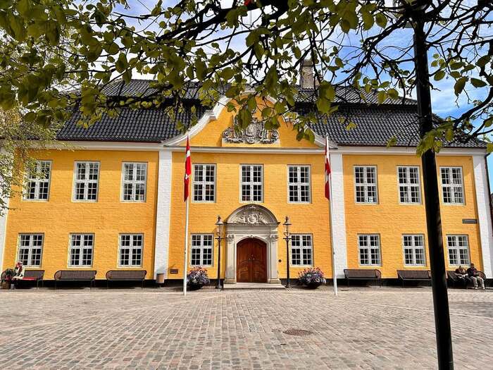Kinh nghiệm du lịch Aalborg Đan Mạch - Tham quan Tòa thị chính Aalborg