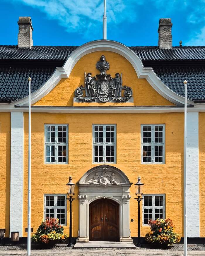 Kinh nghiệm du lịch Aalborg Đan Mạch - Tham quan Tòa thị chính Aalborg