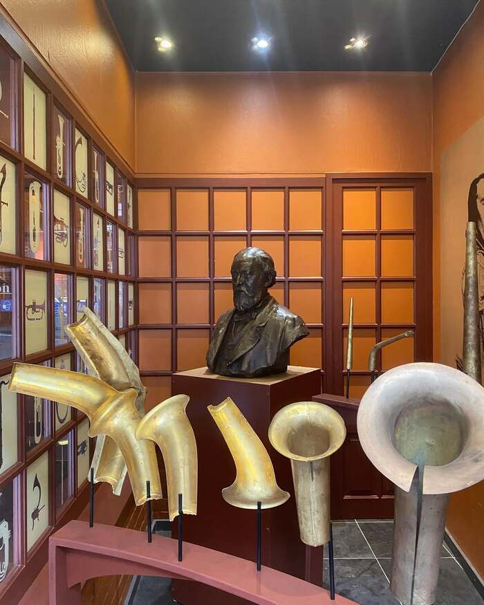 Kinh nghiệm du lịch Dinant Bỉ - Tìm hiểu về lịch sử kèn saxophone