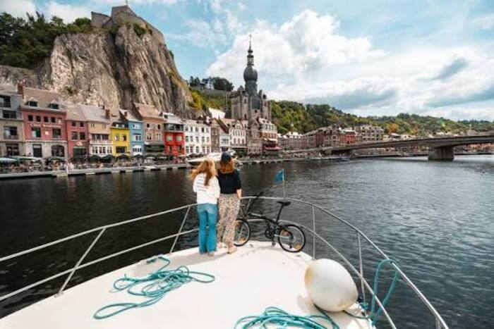 Kinh nghiệm du lịch Dinant Bỉ - Đi thuyền du ngoạn trên sông Meuse 