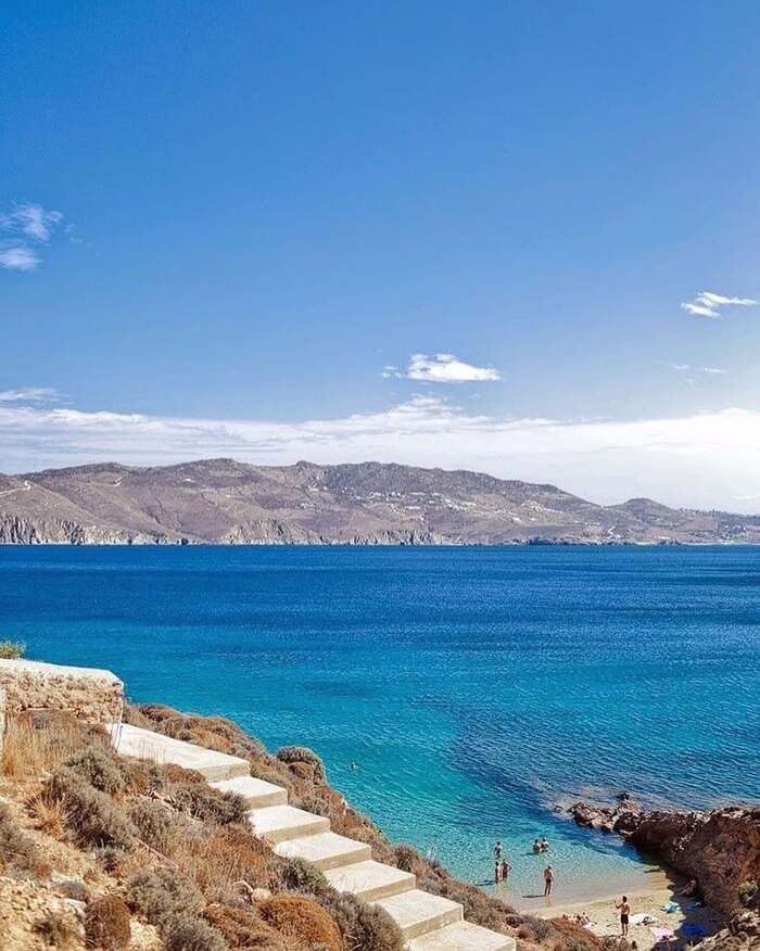 Kinh nghiệm du lịch Mykonos Hy Lạp - Vui chơi tại bãi biển Agios Sostis