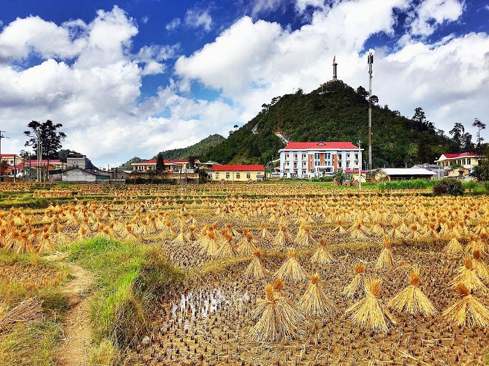 Làng cổ Ma Lé Hà Giang được bao quanh bởi núi rừng hùng vĩ