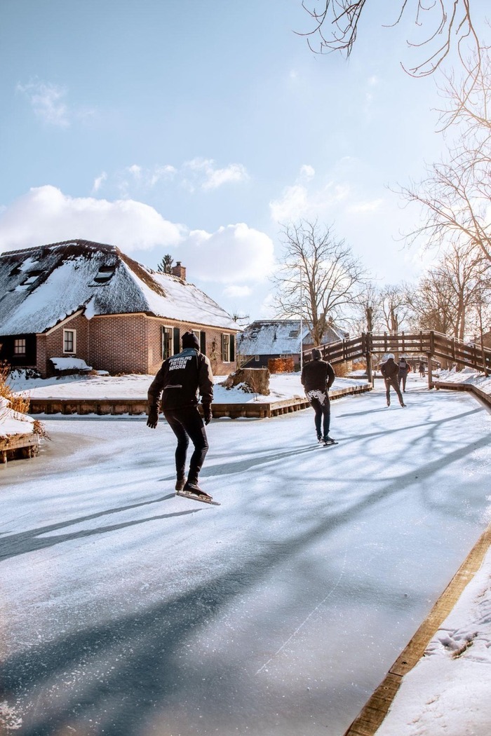 Các hoạt động du lịch thú vị tại làng Giethoorn Hà Lan -Trượt băng trên các con kênh “đông đá”