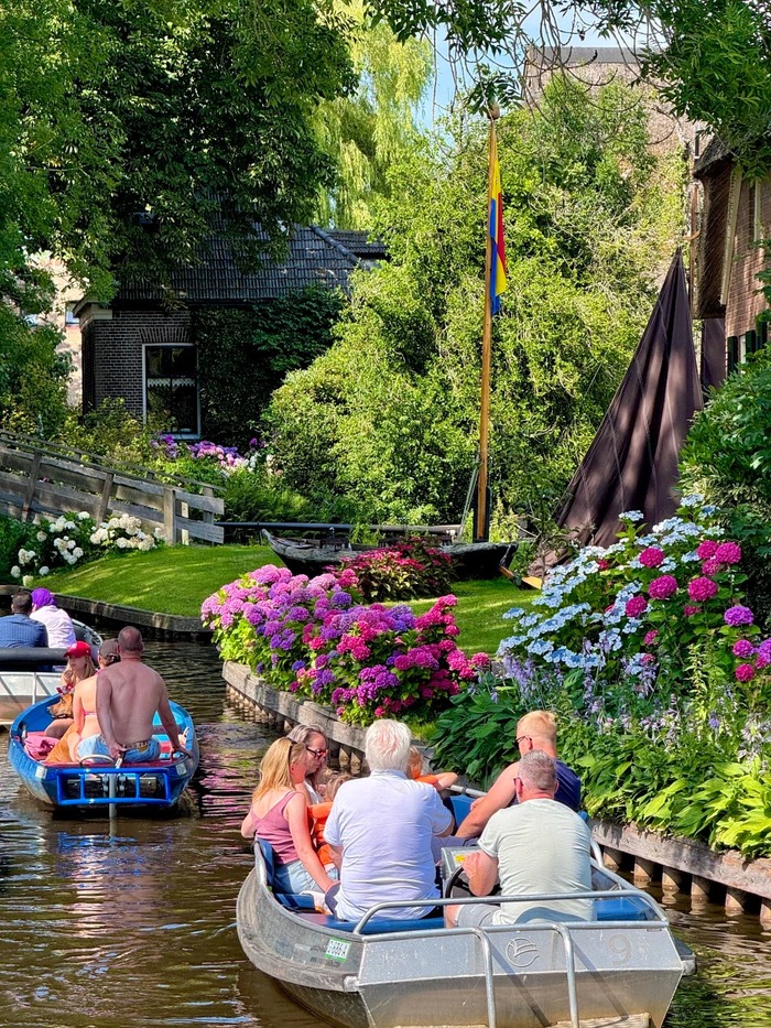Phương tiện di chuyển đến làng Giethoorn Hà Lan là thuyền