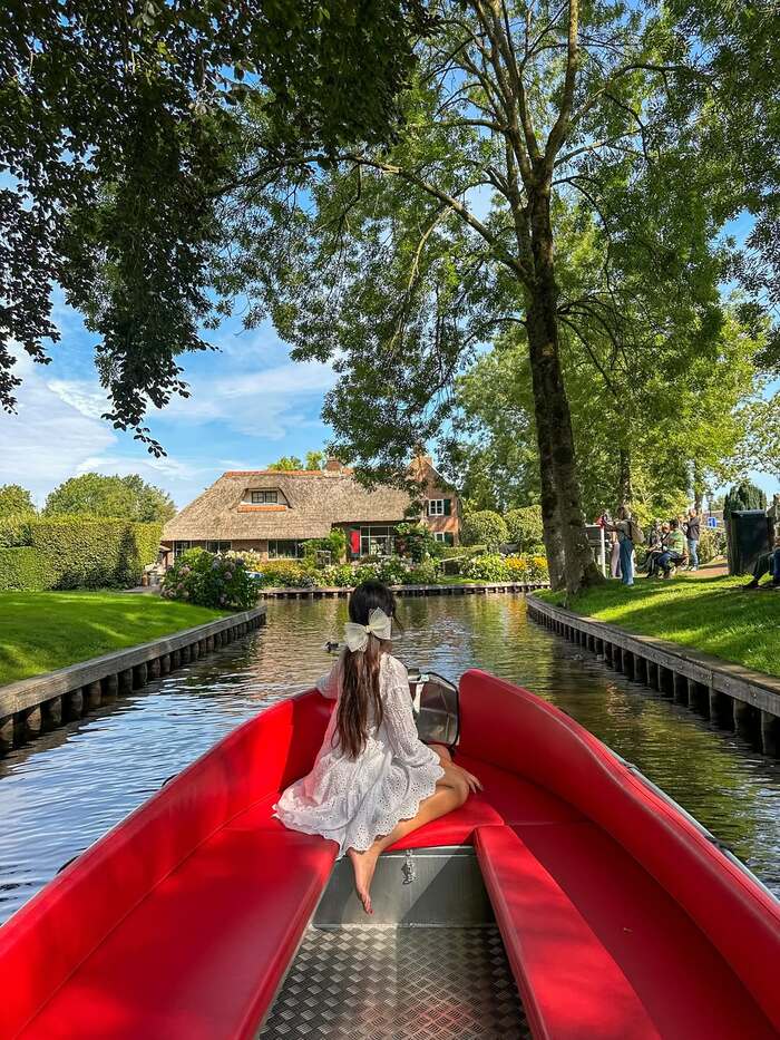 Các hoạt động du lịch thú vị tại làng Giethoorn Hà Lan - Đi thuyền du ngoạn qua các con kênh 