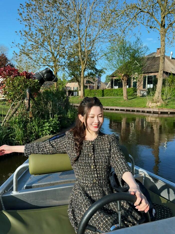 Các hoạt động du lịch thú vị tại làng Giethoorn Hà Lan - Đi thuyền du ngoạn qua các con kênh 