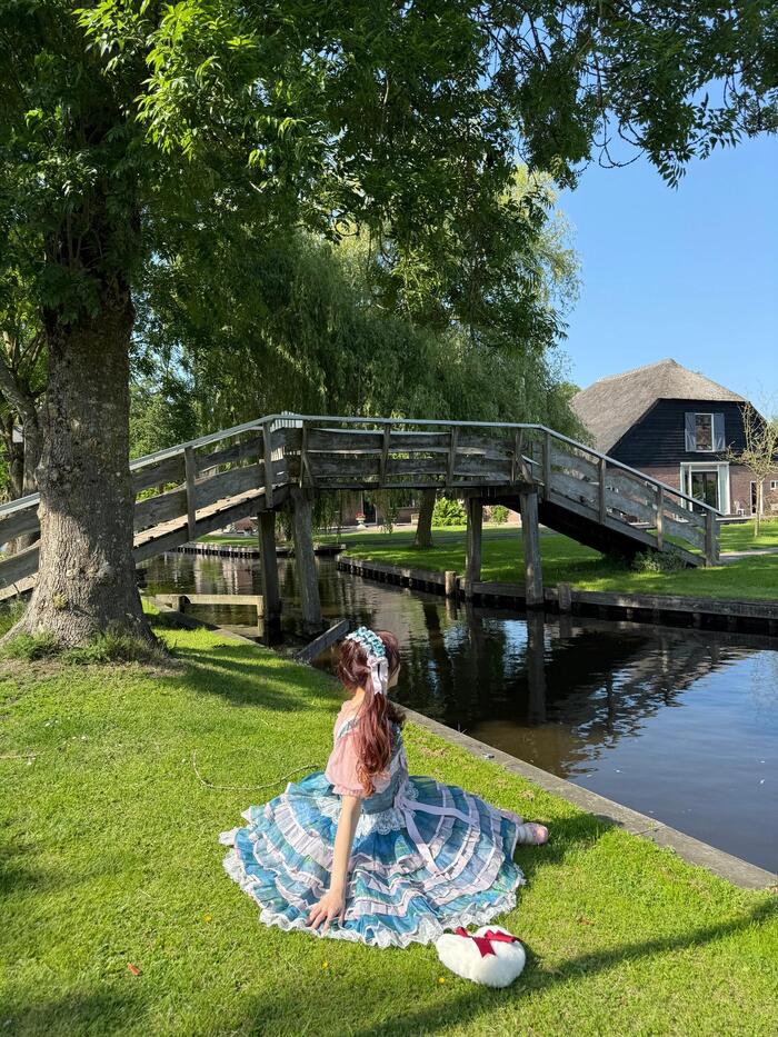 Các hoạt động du lịch thú vị tại làng Giethoorn Hà Lan - Đi bộ khám phá các cây cầu