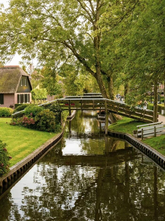 Các hoạt động du lịch thú vị tại làng Giethoorn Hà Lan - Đi bộ khám phá các cây cầu