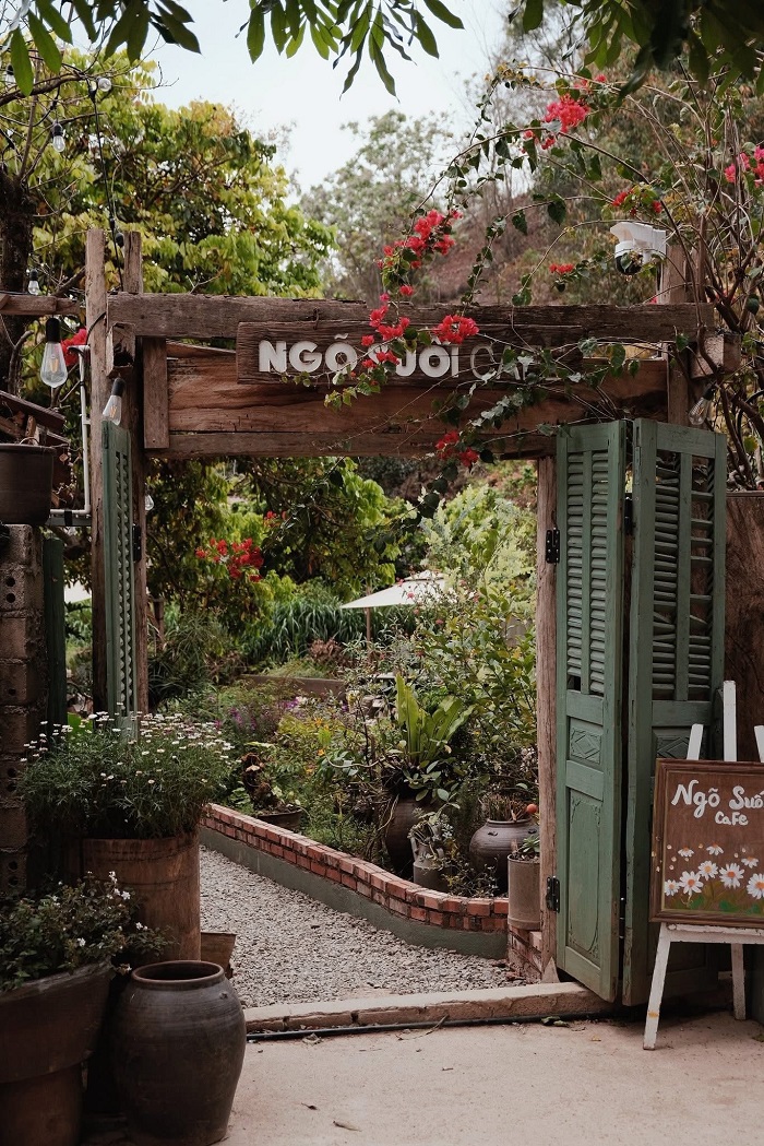 Ngõ Suối Cafe Mộc Châu mộc mạc và đầy thi vị