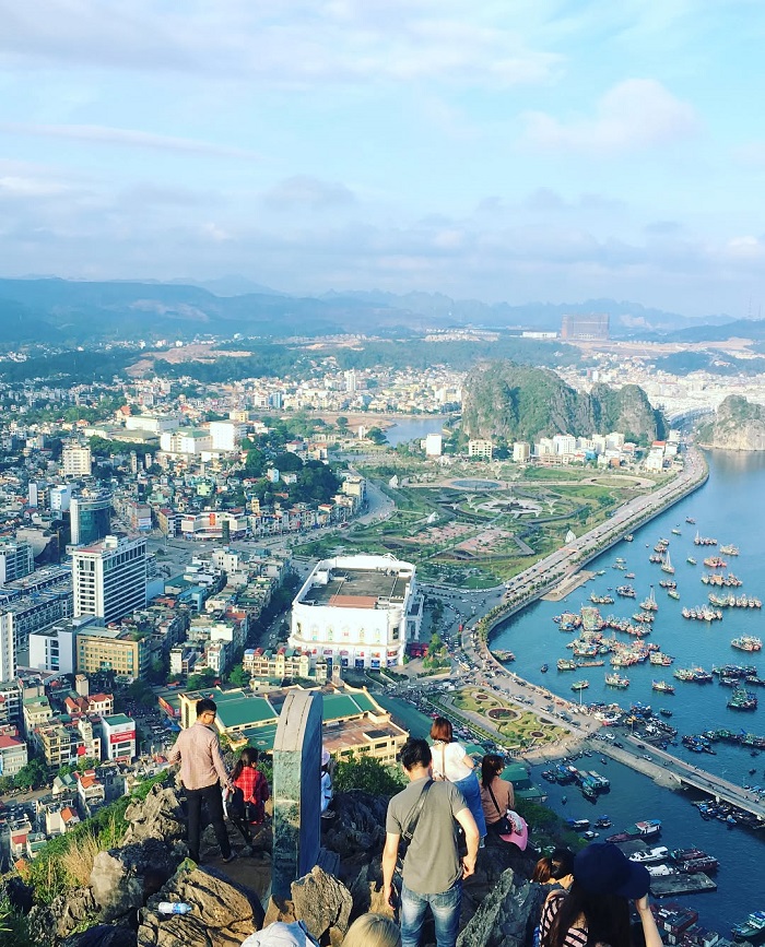 Núi Bài Thơ Quảng Ninh với tầm view 360 độ