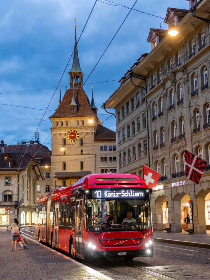 di chuyển trong phố cổ Bern Thụy Sĩ bằng xe bus