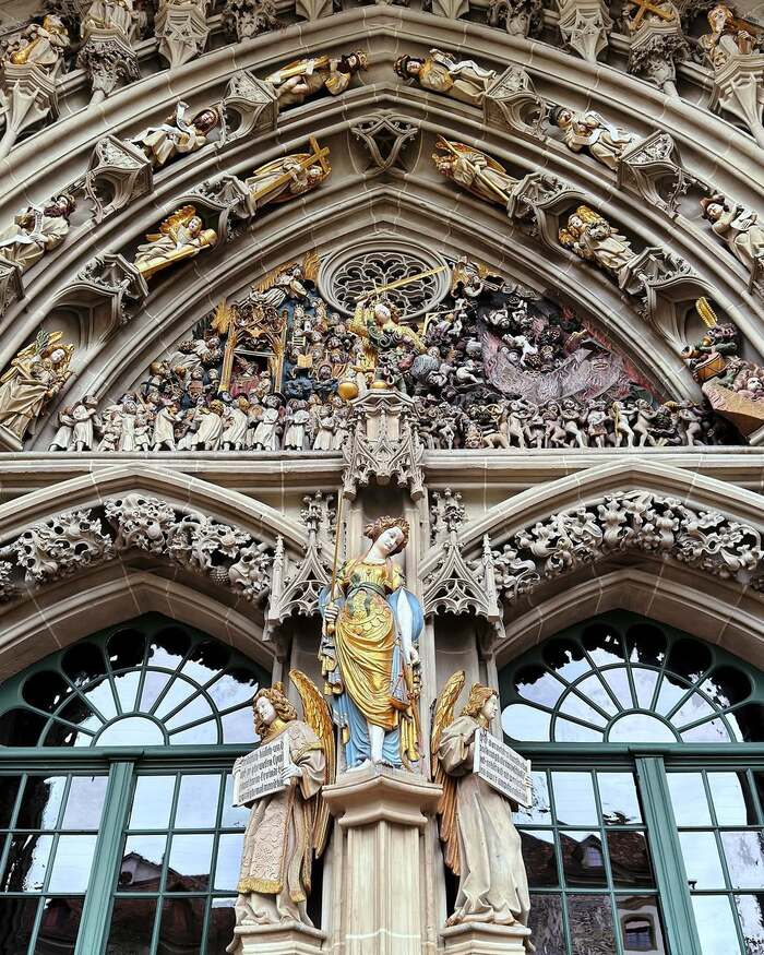 Nhà thờ Bern Minster ở phố cổ Bern Thụy Sĩ