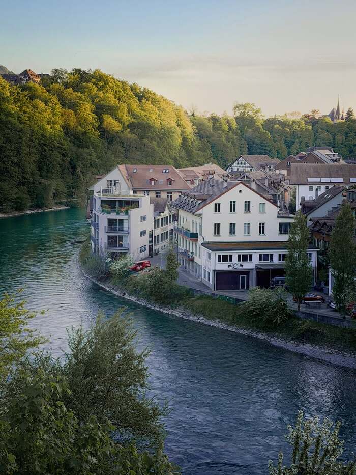 phố cổ Bern Thụy Sĩ nằm bên bờ sông Aare thơ mộng
