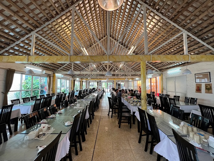 Không gian quán ăn ngon ở Ninh Bình rộng rãi, sạch sẽ