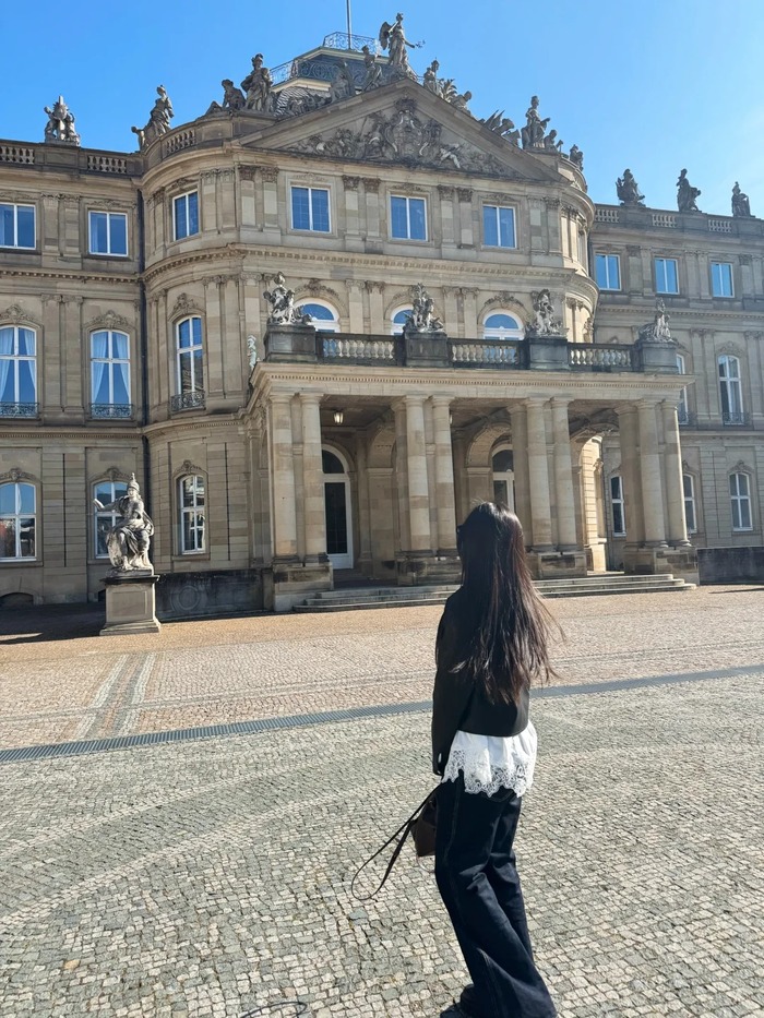 quảng trường Schillerplatz Đức là di sản lịch sử quan trọng của Stuttgart