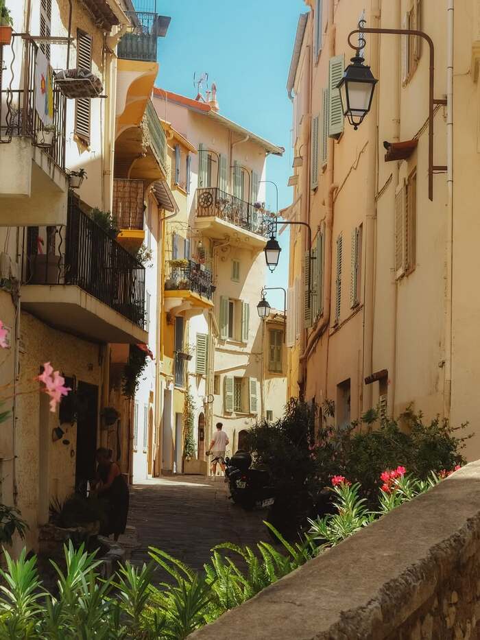 Khám phá thành phố Cannes Pháp - Tham quan phố cổ Le Suquet